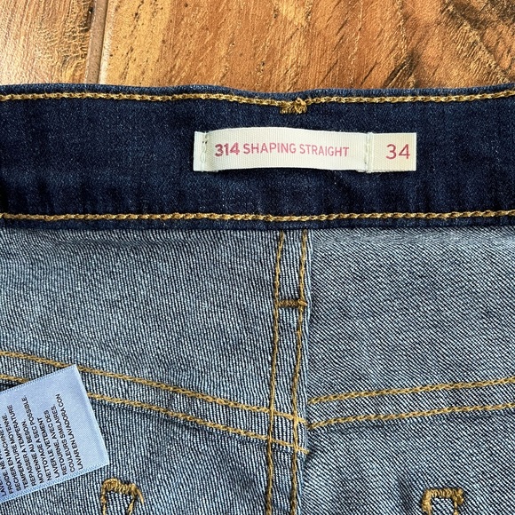 Levi’s 314 Shaping Straight Jeans - Picture 3 of 4